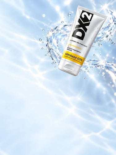 DX2 Shampoo Anticaspa + Anticaída, envase plateado con etiqueta amarilla y una cinta de agua sobre fondo celeste.