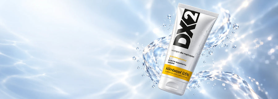 DX2 Shampoo Anticaspa + Anticaída, envase plateado con etiqueta amarilla y una cinta de agua sobre fondo celeste.